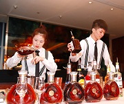 调酒师培训_邑卡洛品酒晚宴调酒师學(xué)员实践
